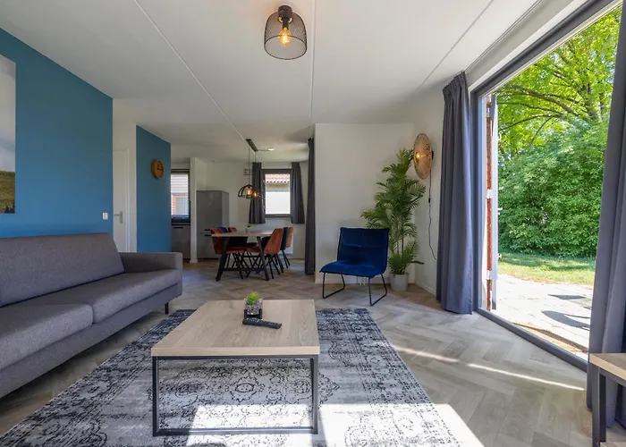 With Sunny Garden Near 別荘