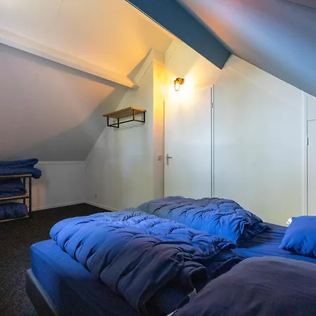 With Sunny Garden Near Сasa de vacaciones