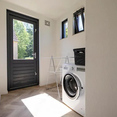 With Sunny Garden Near Сasa de vacaciones Ewijk