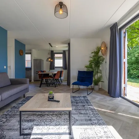 With Sunny Garden Near Сasa de vacaciones