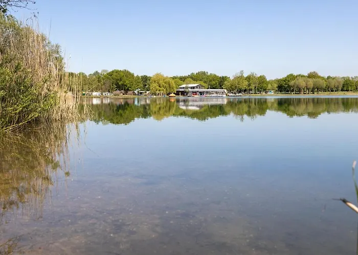 With Sunny Garden Near Сasa de vacaciones *